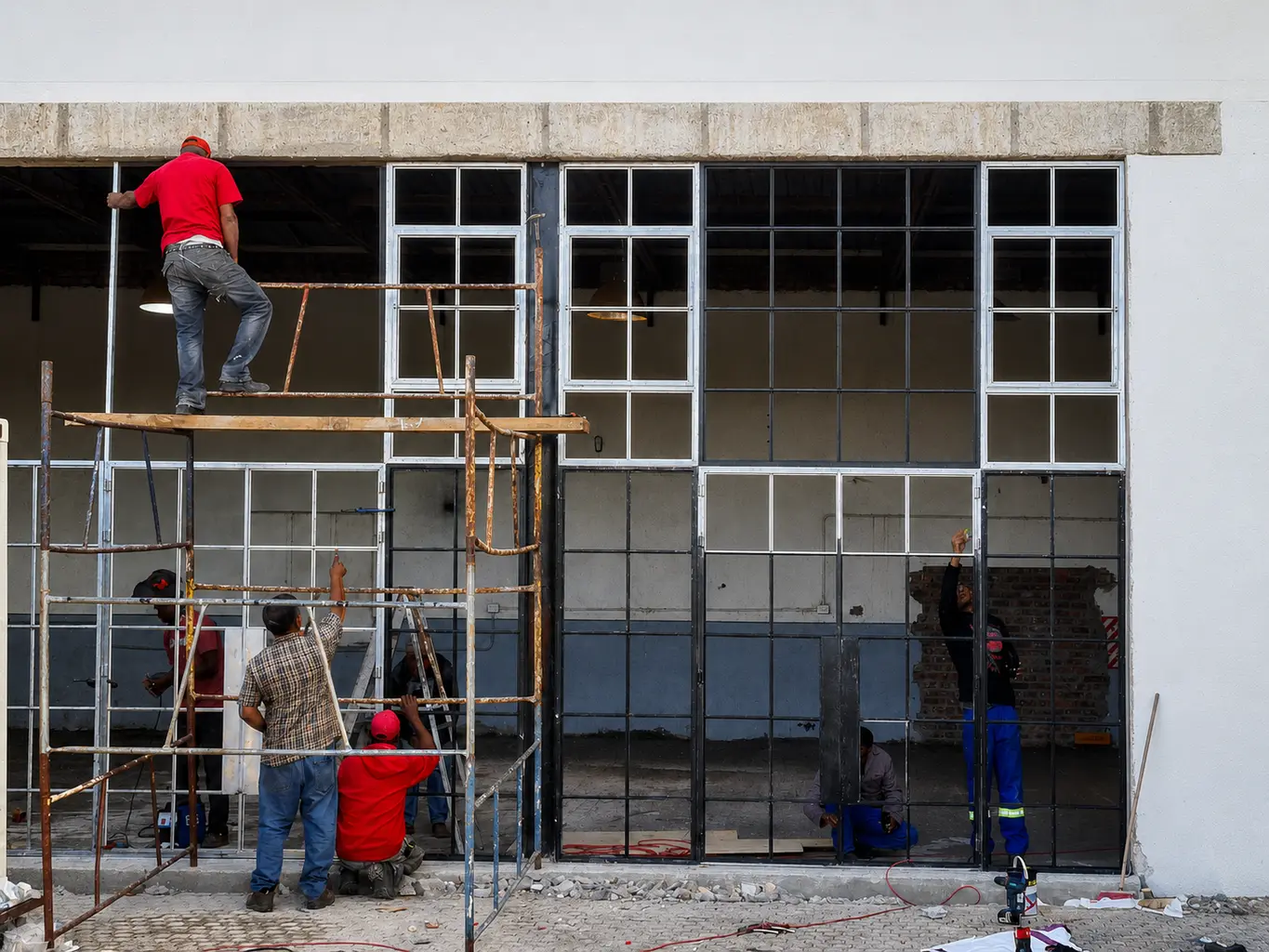 Purpose-made galvanised steel façade being installed at Loch Lynne Wine Estate